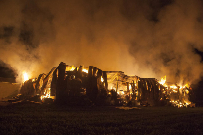 El magatzem agrícola va quedar reduït a cendres després de cremar-se les més de 4.000 bales de palla que contenia a l’interior.
