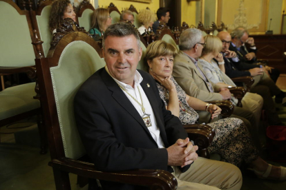 Fèlix Larrosa, saludant l’interventor de la Paeria ahir al saló de ple, just abans de la seua investidura com a alcalde.