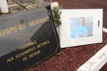 Homenaje a Arnaud Beltrane, el gendarme que falleció tras el ataque en el sur de Francia.