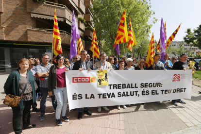 Unos 50 delegados de CCOO se concentraron ayer en Lleida para exigir mayor seguridad en el trabajo.