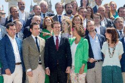 La nova executiva del PP es fotografia per primera vegada a la font de Montjuïc