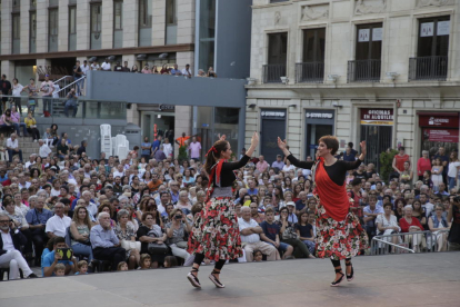 La dansa va ocupar ahir la plaça Sant Joan, a vessar, de la mà de l’Esbart Dansaire Sícoris.
