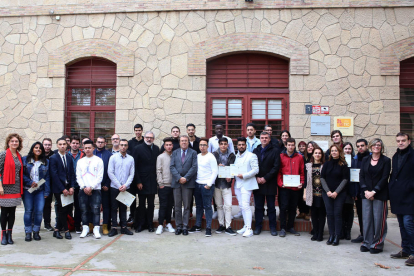 L’alcalde de Lleida, Fèlix Larrosa, després d’entregar els diplomes als 45 joves participants en el programa de la Casa d’Oficis de l’Institut Municipal d’Ocupació.