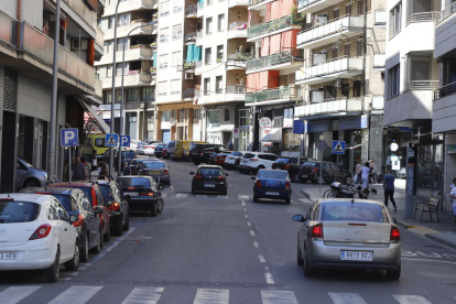 Imagen de la calle Lluís Companys con dos turismos circulando en un único sentido.