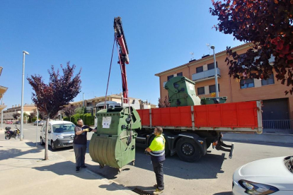 Operarios de Sorigué retirando ayer los contenedores de las calles de Puigverd de Lleida.