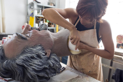 La artista de Guissona Agnès Pla, en su taller dando los últimos retoques al cabezudo de Guinovart.