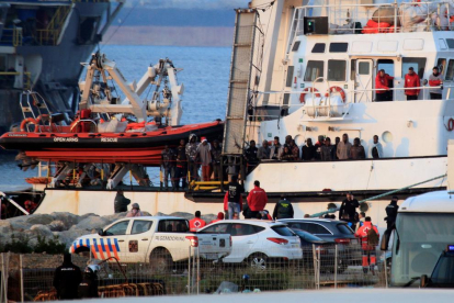 Imatge del desembarcament dels immigrants del vaixell ‘Open Arms’ al port d’Algesires.