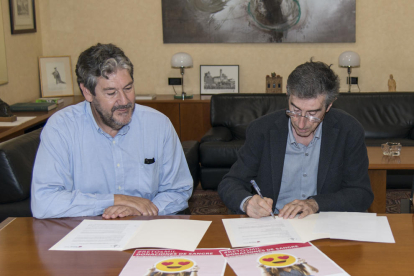 El director del Banc de Sang a les àrees sanitàries de Lleida i Alt Pirineu i Aran, Juan Manuel Sánchez, i el rector de la UdL, Jaume Puy, han oficialitzat la col·laboració que les dos entitats mantenen des de fa anys.