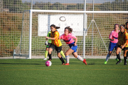 A la izquierda, un instante del partido entre el Encamp y el Piera de benjamines, y a la derecha, una jugadora del Sant Andreu y otra del Gimnàstic Manresa en una escapada.