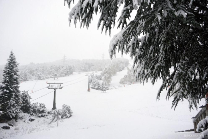 Nieve acumulada sobre el dominio esquiable de Baqueira.