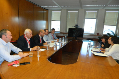 Un moment de la reunió entre els representants d’Asoprovac amb la consellera Jordà.