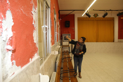 Hernández muestra el estado de las paredes de la Sala Casino.
