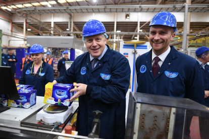 El primer ministre britànic ahir, al visitar una fàbrica de te.