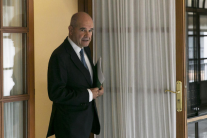 El expresidente de la Junta de Andalucía Manuel Chaves, a su salida de la comisión ayer.