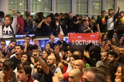 Una imatge de la protesta de Tsunami Democràtic que va tenir lloc a l'aeroport del Prat a Barcelona.