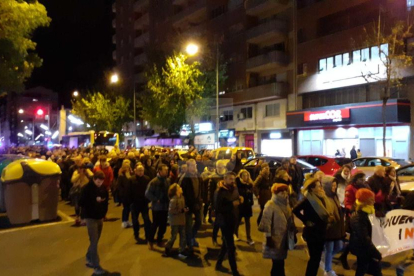 Desenes de persones en la manifestació del CDR a Lleida