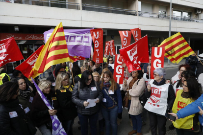 Protesta sindical davant la seu d’Atento a Lleida, ahir, per l’acomiadament de la presidenta del comitè.