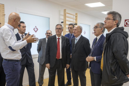 Jaume Alsina, en el centro de la imagen, durante la apertura del nuevo centro de asistencia médica.