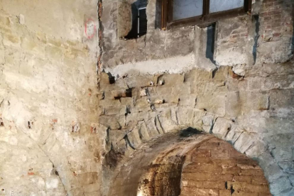 Los restos de las adoberías medievales hallados en el sótano.