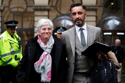 Clara Ponsatí y su abogado, Aamer Anwar, al salir de un tribunal de Edimburgo, en 2018.