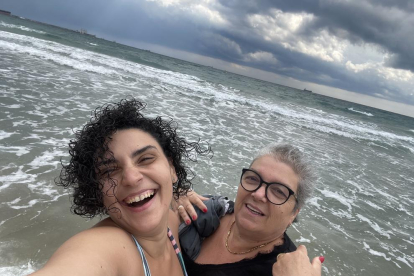 En aquesta imatge apareixem la meva mare, Anna Malagon, i jo a la platja.