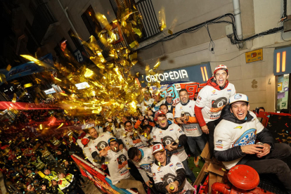 Los hermanos Márquez durante la rúa de campeones que protagonizaron ayer por las calles de Cervera para celebrar sus títulos con los aficionados.