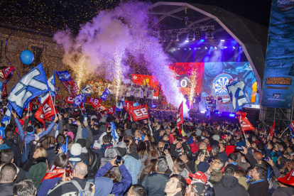Miles de fans de los dos hermanos Márquez soportaron durante horas el intenso frío para festejar junto a ellos el doblete mundialista.