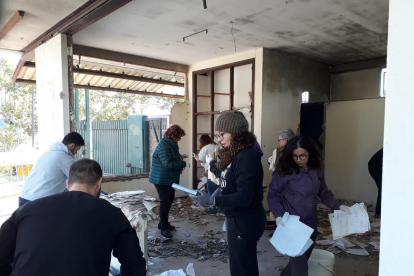 Voluntaris ahir a l’antiga fàbrica tèxtil.