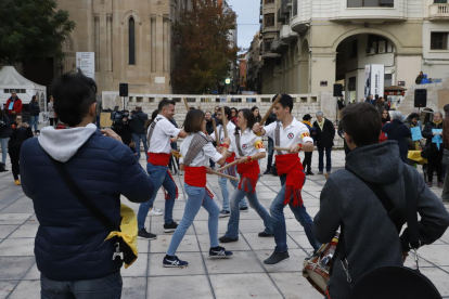 La llum dels telèfons mòbils va recordar ahir els presos a la plaça Sant Joan de Lleida, durant els actes organitzats per Tsunami Democràtic.