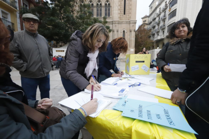 La llum dels telèfons mòbils va recordar ahir els presos a la plaça Sant Joan de Lleida, durant els actes organitzats per Tsunami Democràtic.