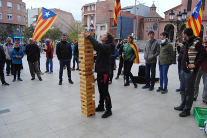 La llum dels telèfons mòbils va recordar ahir els presos a la plaça Sant Joan de Lleida, durant els actes organitzats per Tsunami Democràtic.