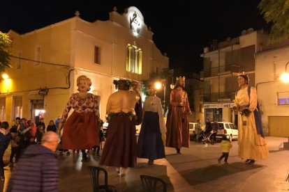 La llum dels telèfons mòbils va recordar ahir els presos a la plaça Sant Joan de Lleida, durant els actes organitzats per Tsunami Democràtic.