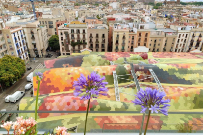 Guaitant la teulada del mercat de Santa Caterina des del terrat de l'hotel Edition barcelona.