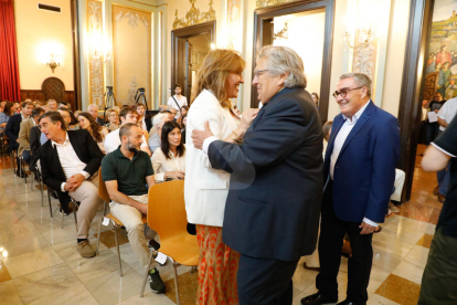 Fèlix Larrosa (PSC-Units para Avanzar) fue investido ayer alcalde de Lleida por mayoría simple en el pleno extraordinario de constitución de la nueva Paeria. Recibió los votos de los 9 ediles de su grupo y gobernará en minoría. Ve difícil la unanimidad, pero factibles los consensos, y apela concejales y ciudadanos a “construir juntos” la ciudad.