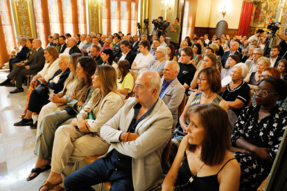 Fèlix Larrosa (PSC-Units para Avanzar) fue investido ayer alcalde de Lleida por mayoría simple en el pleno extraordinario de constitución de la nueva Paeria. Recibió los votos de los 9 ediles de su grupo y gobernará en minoría. Ve difícil la unanimidad, pero factibles los consensos, y apela concejales y ciudadanos a “construir juntos” la ciudad.