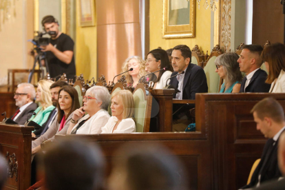 Fèlix Larrosa (PSC-Units para Avanzar) fue investido ayer alcalde de Lleida por mayoría simple en el pleno extraordinario de constitución de la nueva Paeria. Recibió los votos de los 9 ediles de su grupo y gobernará en minoría. Ve difícil la unanimidad, pero factibles los consensos, y apela concejales y ciudadanos a “construir juntos” la ciudad.