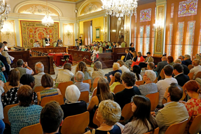 Fèlix Larrosa (PSC-Units para Avanzar) fue investido ayer alcalde de Lleida por mayoría simple en el pleno extraordinario de constitución de la nueva Paeria. Recibió los votos de los 9 ediles de su grupo y gobernará en minoría. Ve difícil la unanimidad, pero factibles los consensos, y apela concejales y ciudadanos a “construir juntos” la ciudad.