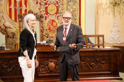 Fèlix Larrosa (PSC-Units para Avanzar) fue investido ayer alcalde de Lleida por mayoría simple en el pleno extraordinario de constitución de la nueva Paeria. Recibió los votos de los 9 ediles de su grupo y gobernará en minoría. Ve difícil la unanimidad, pero factibles los consensos, y apela concejales y ciudadanos a “construir juntos” la ciudad.