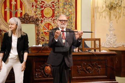 Fèlix Larrosa (PSC-Units para Avanzar) fue investido ayer alcalde de Lleida por mayoría simple en el pleno extraordinario de constitución de la nueva Paeria. Recibió los votos de los 9 ediles de su grupo y gobernará en minoría. Ve difícil la unanimidad, pero factibles los consensos, y apela concejales y ciudadanos a “construir juntos” la ciudad.