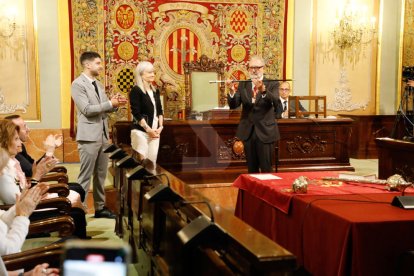 Fèlix Larrosa (PSC-Units para Avanzar) fue investido ayer alcalde de Lleida por mayoría simple en el pleno extraordinario de constitución de la nueva Paeria. Recibió los votos de los 9 ediles de su grupo y gobernará en minoría. Ve difícil la unanimidad, pero factibles los consensos, y apela concejales y ciudadanos a “construir juntos” la ciudad.