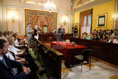 Fèlix Larrosa (PSC-Units para Avanzar) fue investido ayer alcalde de Lleida por mayoría simple en el pleno extraordinario de constitución de la nueva Paeria. Recibió los votos de los 9 ediles de su grupo y gobernará en minoría. Ve difícil la unanimidad, pero factibles los consensos, y apela concejales y ciudadanos a “construir juntos” la ciudad.