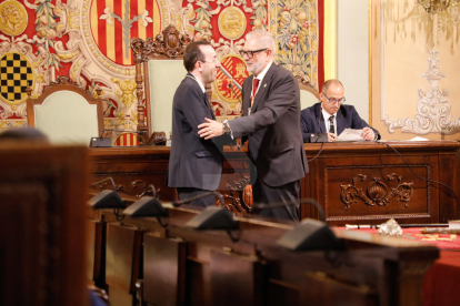 Fèlix Larrosa (PSC-Units para Avanzar) fue investido ayer alcalde de Lleida por mayoría simple en el pleno extraordinario de constitución de la nueva Paeria. Recibió los votos de los 9 ediles de su grupo y gobernará en minoría. Ve difícil la unanimidad, pero factibles los consensos, y apela concejales y ciudadanos a “construir juntos” la ciudad.