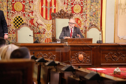 Fèlix Larrosa (PSC-Units para Avanzar) fue investido ayer alcalde de Lleida por mayoría simple en el pleno extraordinario de constitución de la nueva Paeria. Recibió los votos de los 9 ediles de su grupo y gobernará en minoría. Ve difícil la unanimidad, pero factibles los consensos, y apela concejales y ciudadanos a “construir juntos” la ciudad.