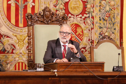 Fèlix Larrosa (PSC-Units para Avanzar) fue investido ayer alcalde de Lleida por mayoría simple en el pleno extraordinario de constitución de la nueva Paeria. Recibió los votos de los 9 ediles de su grupo y gobernará en minoría. Ve difícil la unanimidad, pero factibles los consensos, y apela concejales y ciudadanos a “construir juntos” la ciudad.