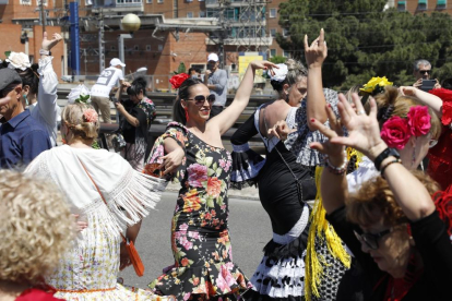 Una colorida cercavila de la Feria de Abril posa punt final a quatre dies de celebració