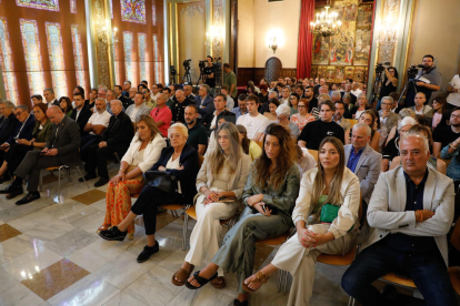 Fèlix Larrosa (PSC-Units para Avanzar) fue investido ayer alcalde de Lleida por mayoría simple en el pleno extraordinario de constitución de la nueva Paeria. Recibió los votos de los 9 ediles de su grupo y gobernará en minoría. Ve difícil la unanimidad, pero factibles los consensos, y apela concejales y ciudadanos a “construir juntos” la ciudad.