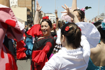 Un colorido pasacalles de la Feria de Abril pone punto final a cuatro días de celebración