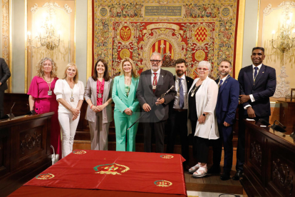 Fèlix Larrosa (PSC-Units para Avanzar) fue investido ayer alcalde de Lleida por mayoría simple en el pleno extraordinario de constitución de la nueva Paeria. Recibió los votos de los 9 ediles de su grupo y gobernará en minoría. Ve difícil la unanimidad, pero factibles los consensos, y apela concejales y ciudadanos a “construir juntos” la ciudad.