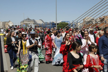 Un colorido pasacalles de la Feria de Abril pone punto final a cuatro días de celebración