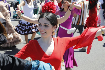 Un colorido pasacalles de la Feria de Abril pone punto final a cuatro días de celebración